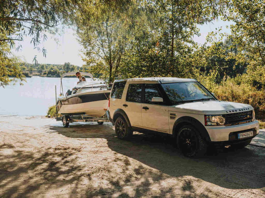 Automobilis su priekaba (nuotr. Pexels)