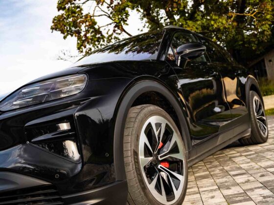 &bdquo;Porsche Cayenne Turbo Electric&ldquo; (nuotr. Automobilistika.lt)