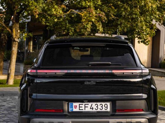 &bdquo;Porsche Cayenne Turbo Electric&ldquo; (nuotr. Automobilistika.lt)