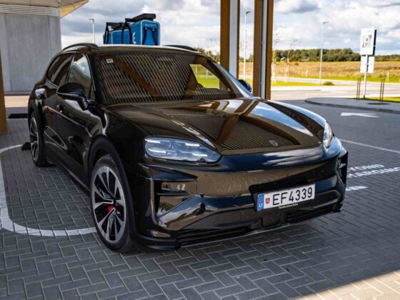 &bdquo;Porsche Cayenne Turbo Electric&ldquo; (nuotr. Automobilistika.lt)