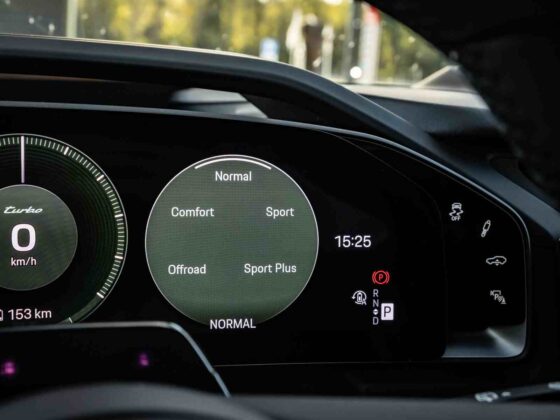 &bdquo;Porsche Cayenne Turbo Electric&ldquo; (nuotr. Automobilistika.lt)